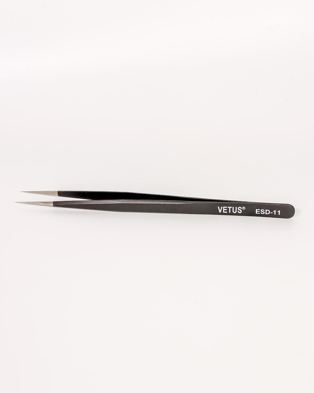 Black tweezers with 'Vetus' branding on a white background